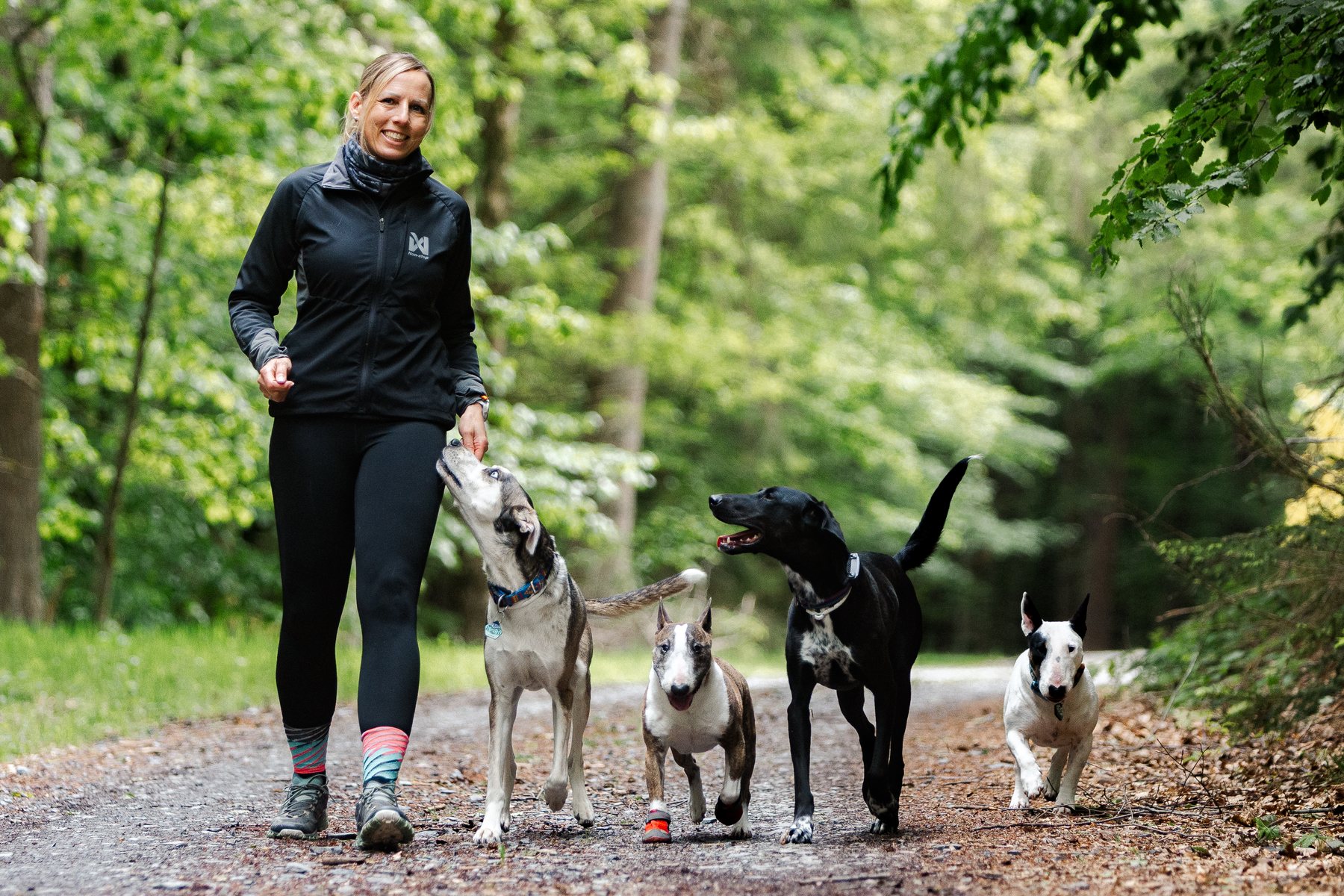 Jana mit ihren Hunden